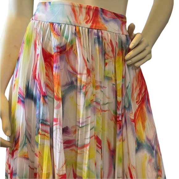 Alice and Olivia NWT watercolor skirt. 
Size 4 - Picture 4 of 11